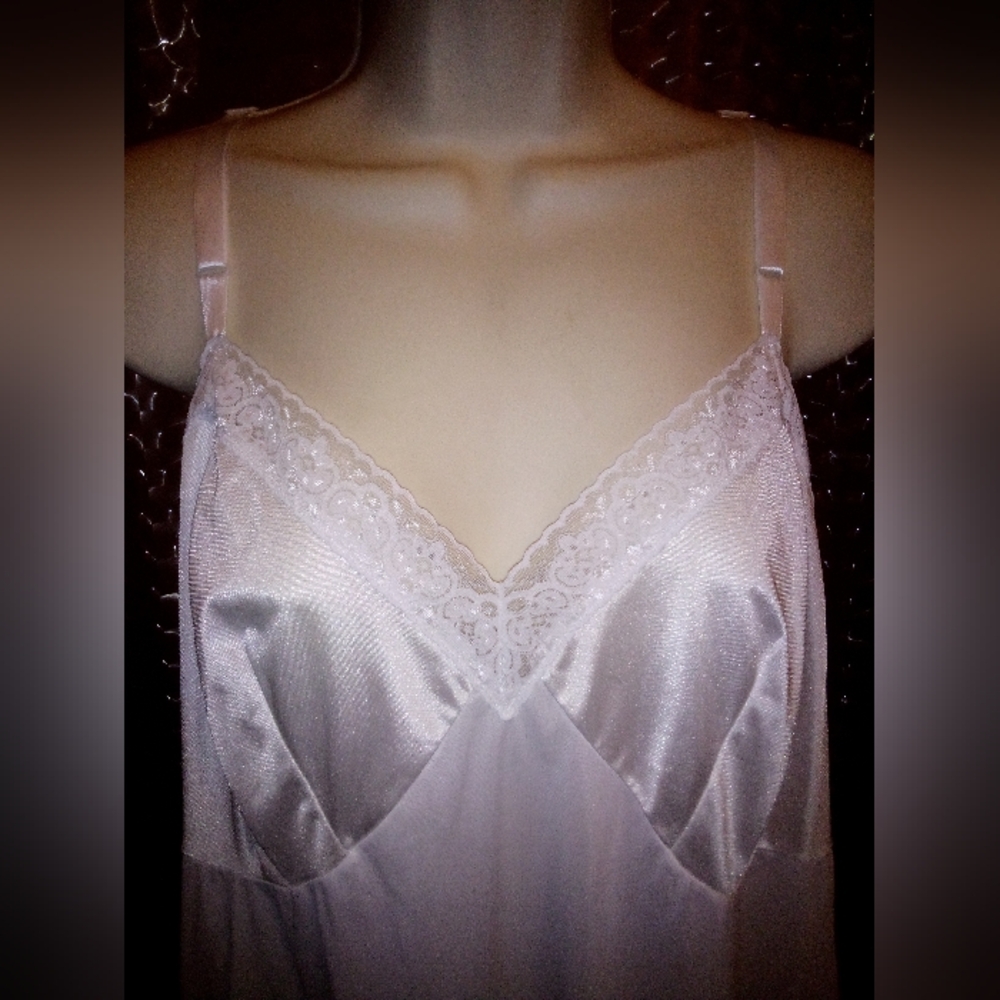 Ladies Vanity Fair Full Slip Size 24
